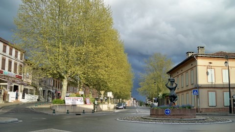 Fronton 31620 sous ciel orageux