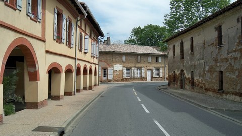 Villaudric les arcades de la rue principale