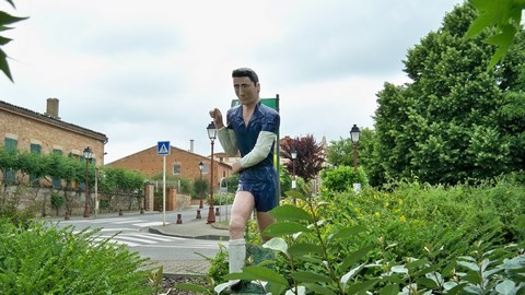 ​La statue du joueur de foot à Bouloc.