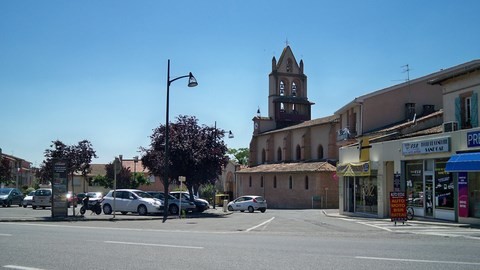 Bruguieres la place du marché et l'église